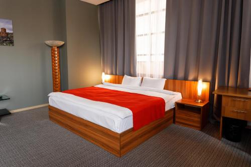 Een bed of bedden in een kamer bij Moscow House Hotel