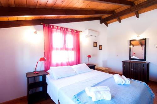 Säng eller sängar i ett rum på Casa Evriali Apartments