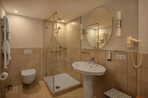 Bilik mandi di ApartHotel Rose