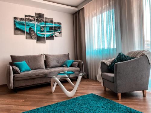 ein Wohnzimmer mit einem Sofa und einem Tisch in der Unterkunft Apartament Solna 80 - Centrum Miasta z podziemnym garażem in Kielce