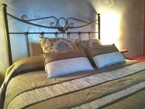 a bed with a metal headboard and pillows on it at Casa Espunyes Confort in Oden