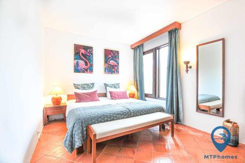 ein Schlafzimmer mit einem Bett und einem großen Fenster in der Unterkunft Balaia Beach T2 com piscina in Albufeira