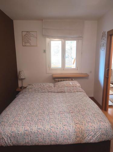 a large bed in a bedroom with a window at Apartamento bonito Molina Alp in La Molina