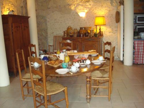 La Tonnelle de Vouvray في فوفري: طاولة خشبية عليها طعام في الغرفة