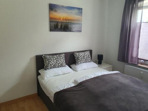 een bed met twee kussens in een slaapkamer bij Ferienwohnung Preveza in Kappeln