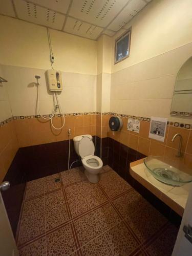 a bathroom with a toilet and a sink at Pranee Bungalow in Koh Tao