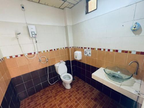 a bathroom with a toilet and a sink at Pranee Bungalow in Koh Tao