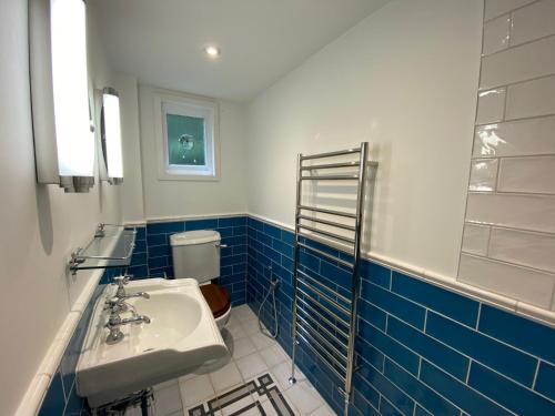 un baño con lavabo e inodoro en 1 Claremont, en Sidmouth