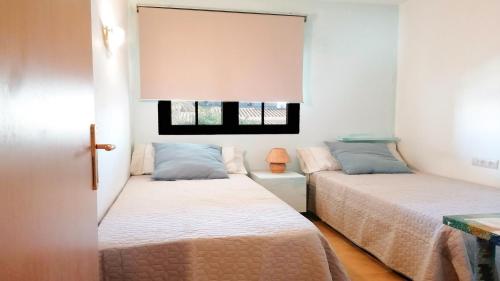 Posteľ alebo postele v izbe v ubytovaní VACAY Dúplex Gala, jardín, aire libre, sol, en la Costa Brava, L'Escala!