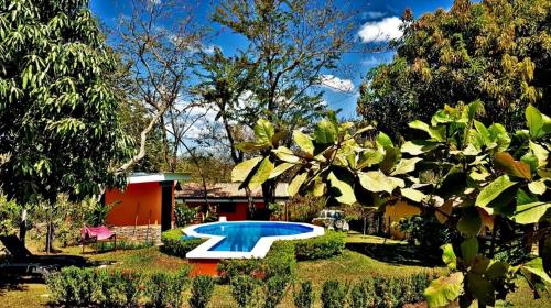 a house with a swimming pool in the yard at casa de playa Paraíso terrenal in San Juanillo