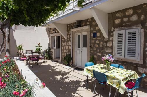 Un restaurante u otro lugar para comer en Apartments Aurelia