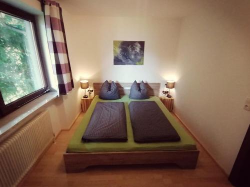 1 cama en una habitación con 2 almohadas en Ferienwohnung Oberkofler, en Mittersill