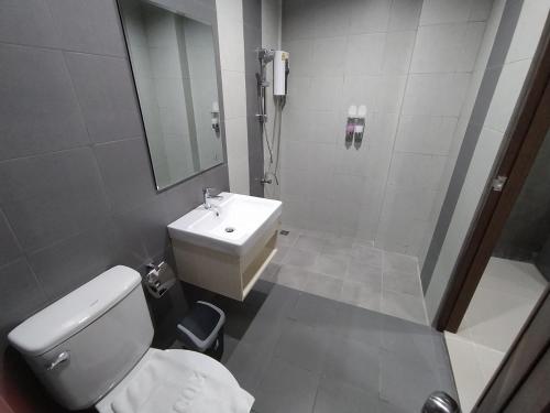 y baño con aseo, lavabo y ducha. en 22 Twenty-Two Hotel ทะเวนตี้-ทู โฮเทล, en Ban Pa Muat