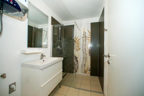 y baño con lavabo y ducha. en Apartments Harbour, en Senj