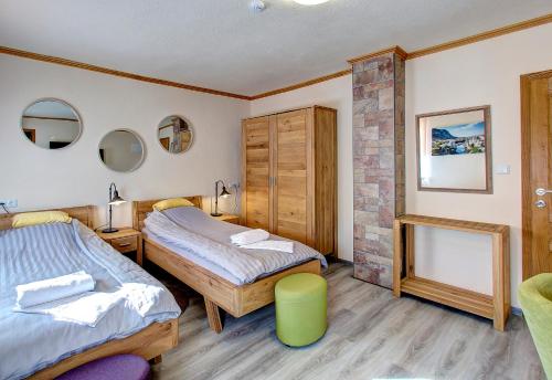 Cette chambre comprend 2 lits et un miroir. dans l'établissement Apartmani Di Casa Dreams, à Donji Vakuf