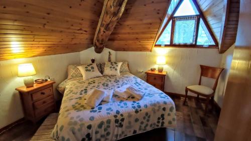 um quarto com uma cama, 2 candeeiros e uma janela em APARTAMENTO MUY CÉNTRICO con VISTAS - El Niuet de Sort em Sort