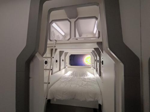 Postel nebo postele na pokoji v ubytování Space Lodge, vaisseau spatial - jeu type escape game