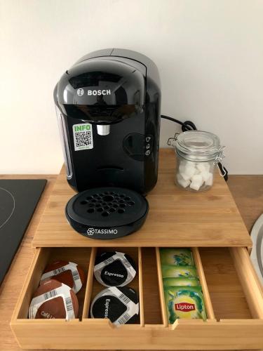 un grille-pain posé sur une table en bois dans l'établissement Sainte Cécile 6 / Studio Elégant et Central, à Vichy