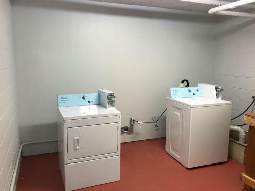 una stanza con due lavatrici di Studio 6 Suites Tupelo, MS a Tupelo