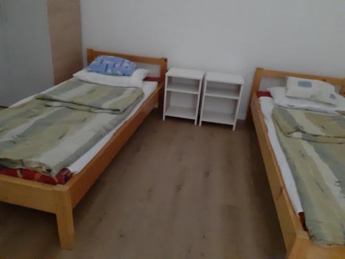 Dos camas en una habitación pequeña con 3 estrellas que dice que es lo que dice en Erdei Pihenőház Terecseny, en Terecseny