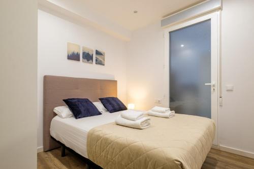 ein Schlafzimmer mit einem Bett mit Handtüchern darauf in der Unterkunft BRAND NEW apartment with private open-air space in Valencia