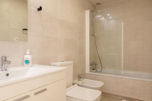 ein Bad mit einem Waschbecken, einem WC und einer Dusche in der Unterkunft BRAND NEW apartment with private open-air space in Valencia
