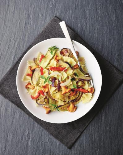 - un plat blanc avec des nouilles et des légumes dans l'établissement Campanile Conflans-Sainte-Honorine, à Conflans-Sainte-Honorine