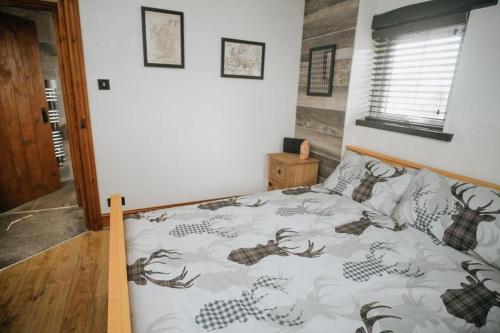 Giường trong phòng chung tại WILSONS COTTAGE - 2 Bed Classic Cottage located in Cumbria with a cosy fire