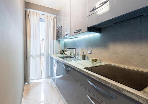 Kuchyňa alebo kuchynka v ubytovaní ELEGANT SUITE - in centro PortaNuova