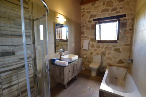 GaïtánionにあるKidóni Villasのバスルーム(シンク、シャワー、トイレ付)