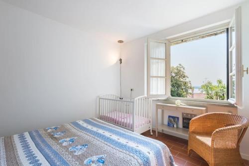 Een bed of bedden in een kamer bij A Balcony on Lake Maggiore