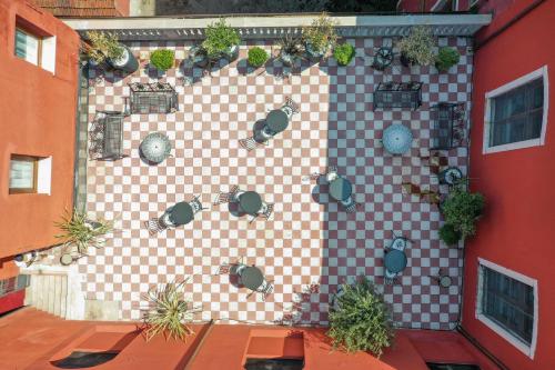 a wall with a bunch of potted plants on it at Hotel Palazzo Martinelli Dolfin in Venice