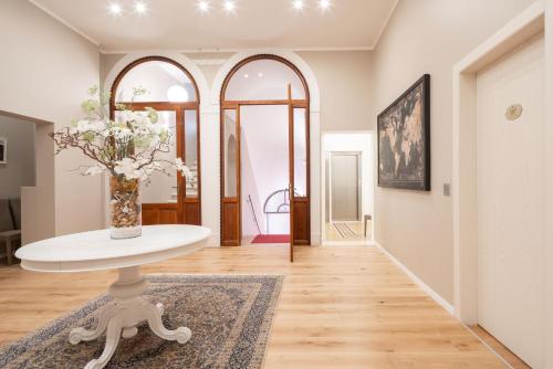 a living room with a table and a vase of flowers at Hotel Palazzo Martinelli Dolfin in Venice
