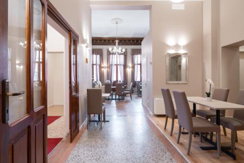 a dining room with a table and chairs at Hotel Palazzo Martinelli Dolfin in Venice