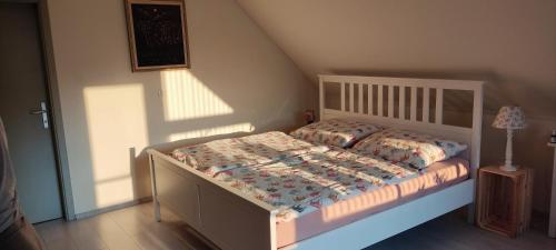 1 dormitorio con cama blanca y edredón en Wooden House Gabra en Podnart
