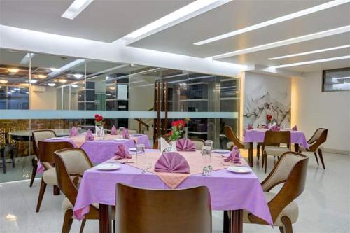 A restaurant or other place to eat at Grand Mostafa Hotel Ababil