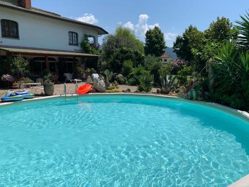 een groot blauw zwembad voor een huis bij La Bouganville - Piscina e Relax in Camaiore