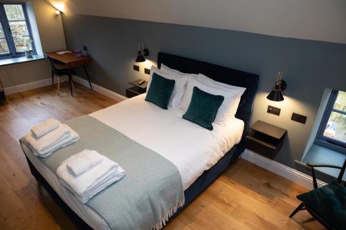 Una cama o camas en una habitación de The Nog Inn