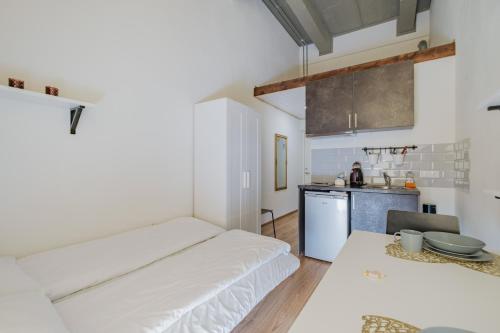 Dapur atau dapur kecil di Filosoofi 1 Studio Apartments