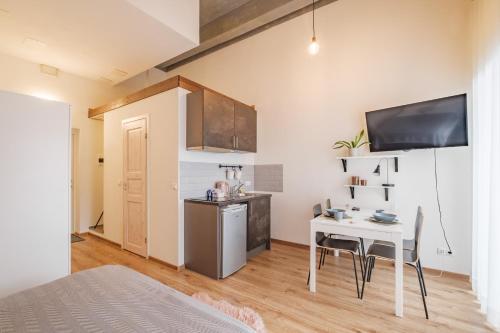 Dapur atau dapur kecil di Filosoofi 1 Studio Apartments