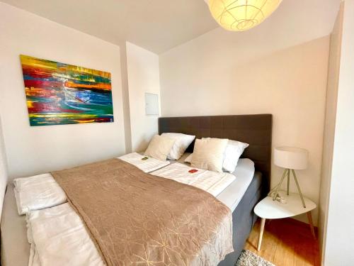 ein Schlafzimmer mit einem Bett und einem Wandgemälde in der Unterkunft Gästeapartment Leipzig City in Leipzig