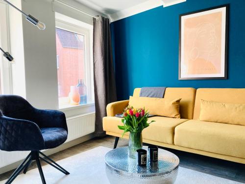 a living room with a couch and a table at Die Stader Gästewohnung in Stade
