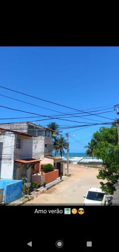 a car parked on a street next to a beach at aconchego pe na areia in Ilhéus