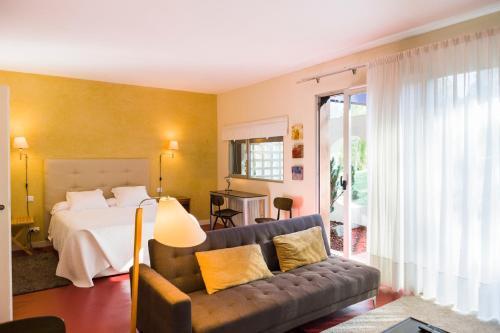 una sala de estar con una cama y un sofá en La Posada, en Llanes