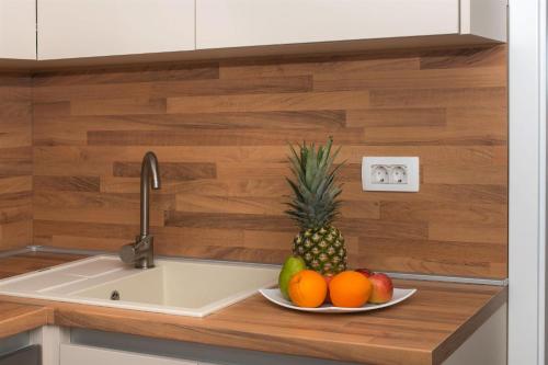 une assiette de fruits sur un comptoir de cuisine dans l'établissement Apartments Baldo, à Vodice