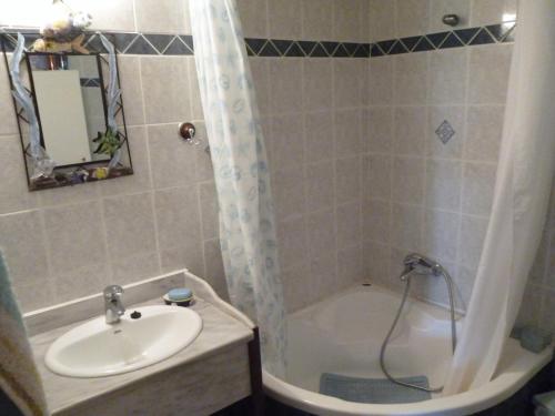 bagno con lavandino, doccia e servizi igienici di A Harmony House ad Agia Pelagia Chlomou