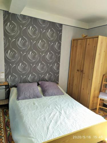 een slaapkamer met een bed met een muur met rozen bij Appartement 1er étage banyuls sur mer départs et arrivées les samedis in Banyuls-sur-Mer