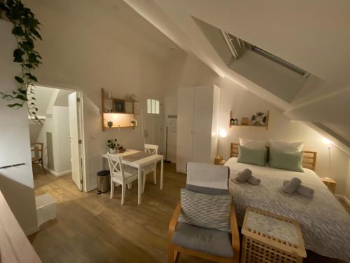 Letto o letti in una camera di LOGIES-M Comfort Studios Inc Bikes B&B
