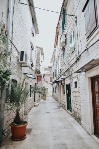 Luka's amber rooms in the center of Trogir