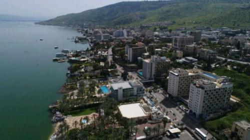 una vista aerea di una città accanto a un corpo idrico di Star of Tiberias a Tiberias